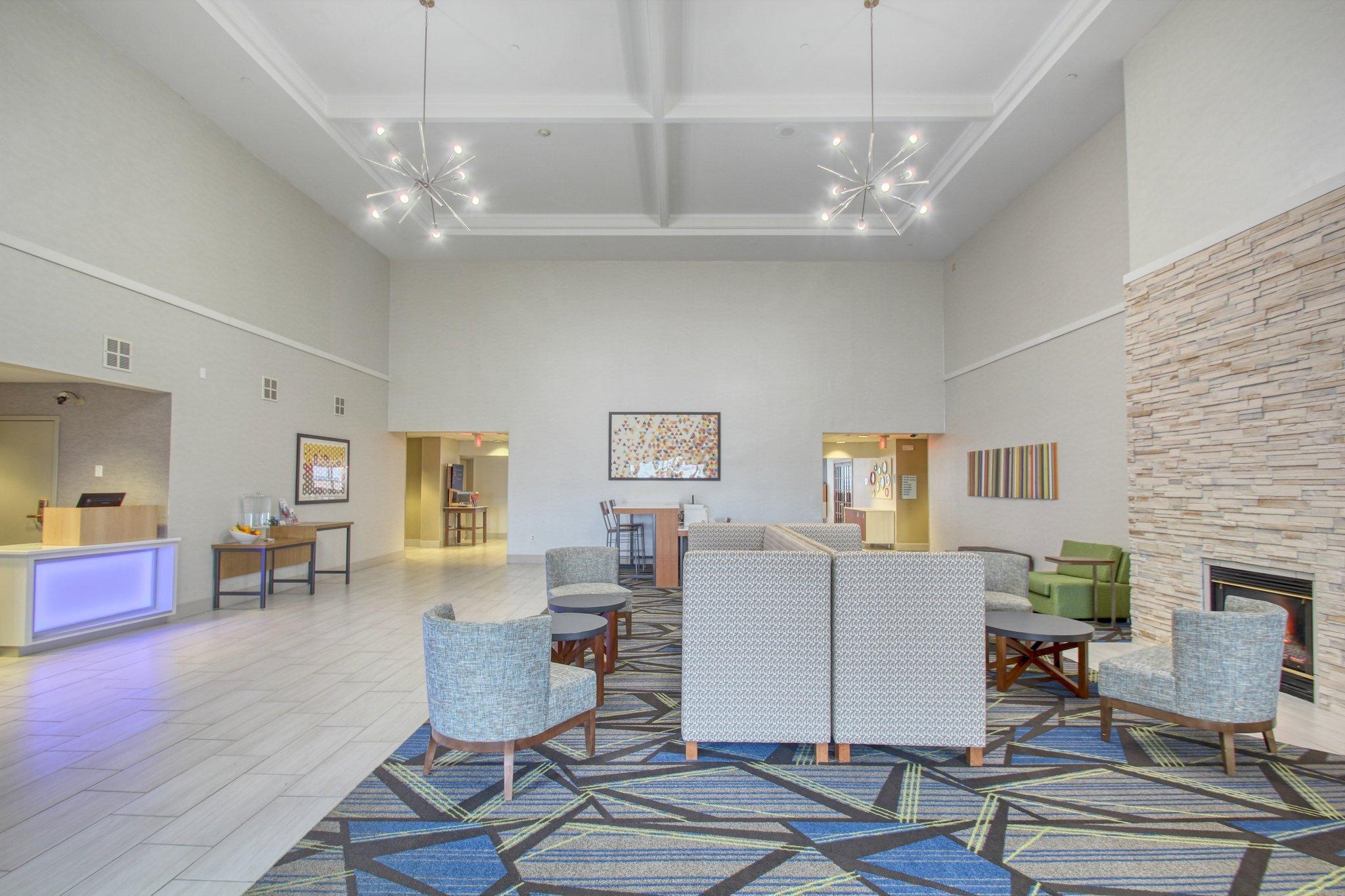 Holiday Inn Express Hotel & Suites Oshkosh - State Route 41 By Ihg Екстер'єр фото