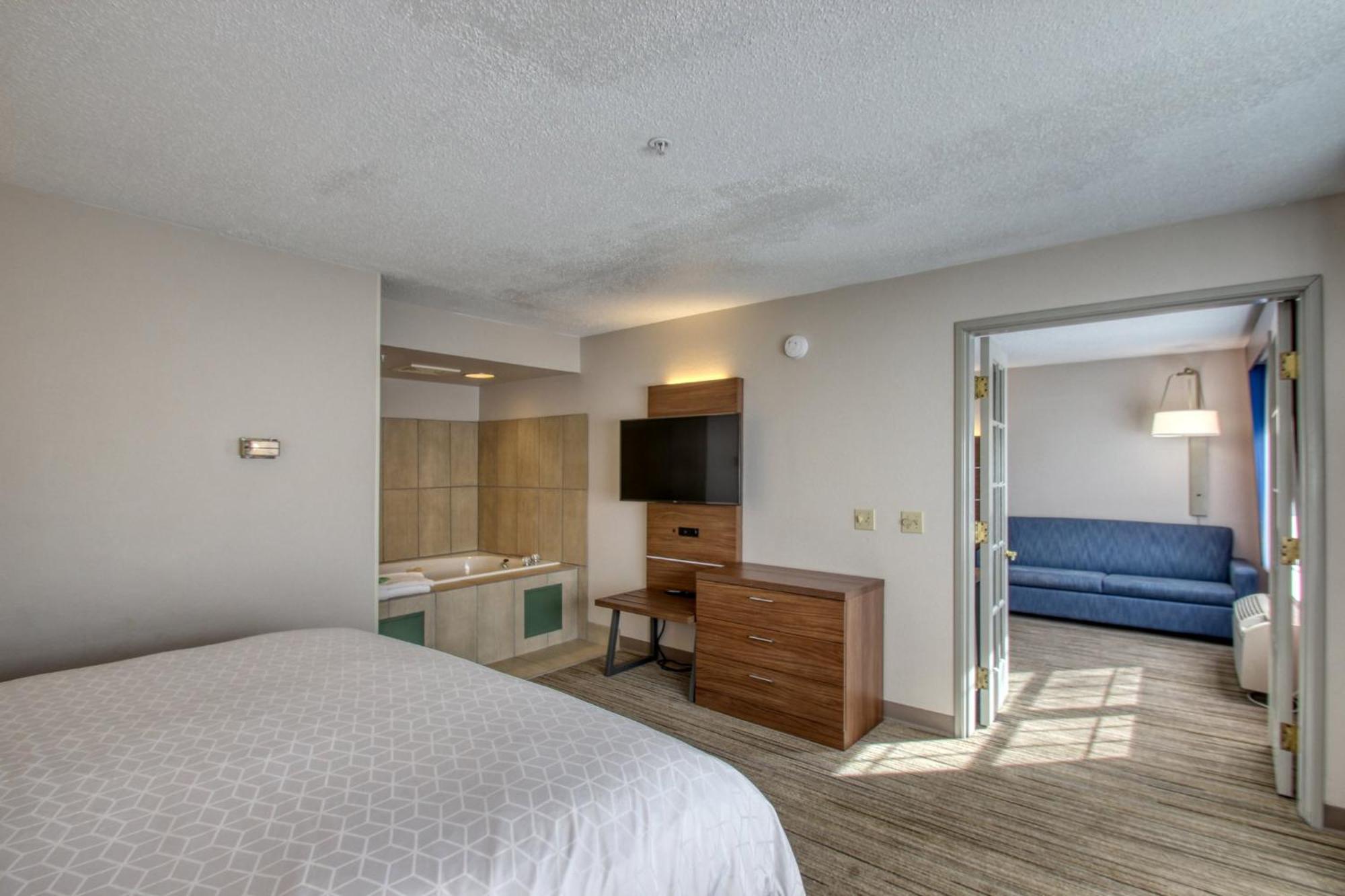 Holiday Inn Express Hotel & Suites Oshkosh - State Route 41 By Ihg Екстер'єр фото
