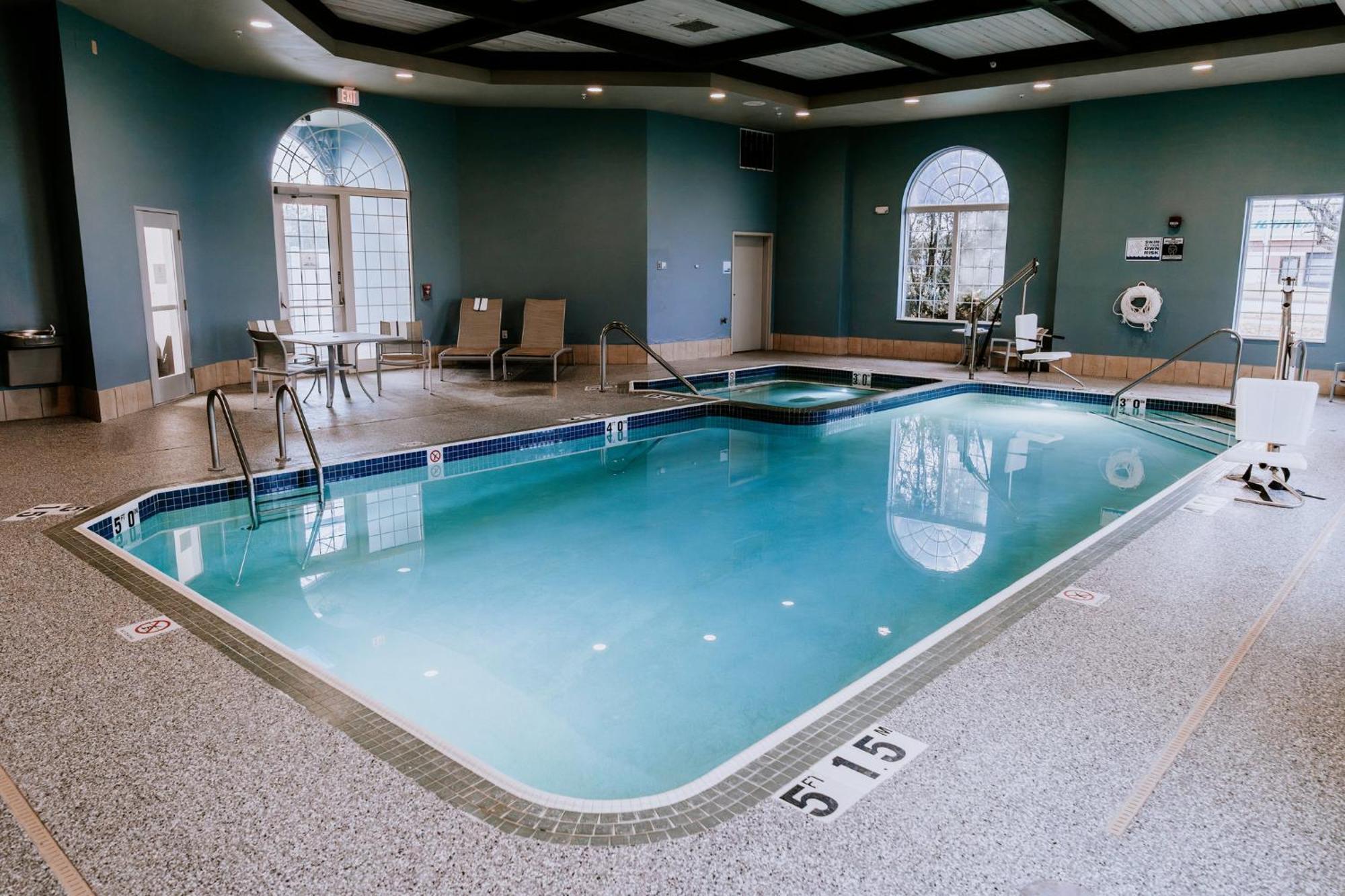 Holiday Inn Express Hotel & Suites Oshkosh - State Route 41 By Ihg Екстер'єр фото