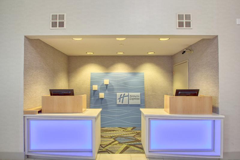Holiday Inn Express Hotel & Suites Oshkosh - State Route 41 By Ihg Екстер'єр фото