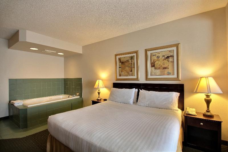 Holiday Inn Express Hotel & Suites Oshkosh - State Route 41 By Ihg Екстер'єр фото