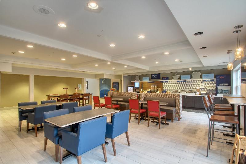Holiday Inn Express Hotel & Suites Oshkosh - State Route 41 By Ihg Екстер'єр фото