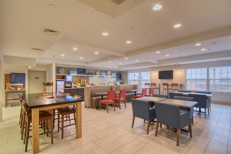 Holiday Inn Express Hotel & Suites Oshkosh - State Route 41 By Ihg Екстер'єр фото